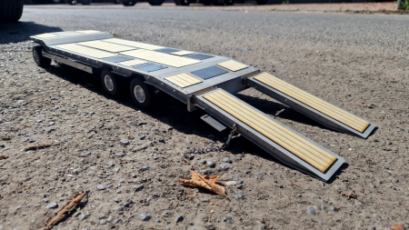 FM 3-Achs-Tiefladeanhänger mit abgesetztem Plateau 1:14